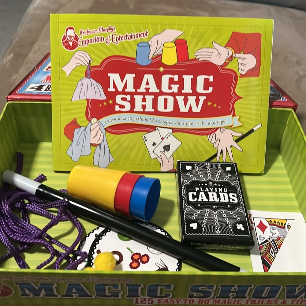 Magic Show 125 Easy-To-Do Tricks & Tips
